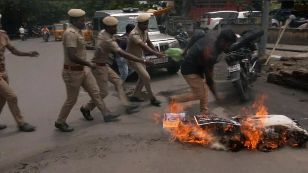 Agnipath Protests | చెన్నై ఆర్మీ హెడ్‌క్వార్ట‌ర్స్ వ‌ద్ద ప్ర‌ధాని మోదీ దిష్టిబొమ్మ ద‌గ్ధం!