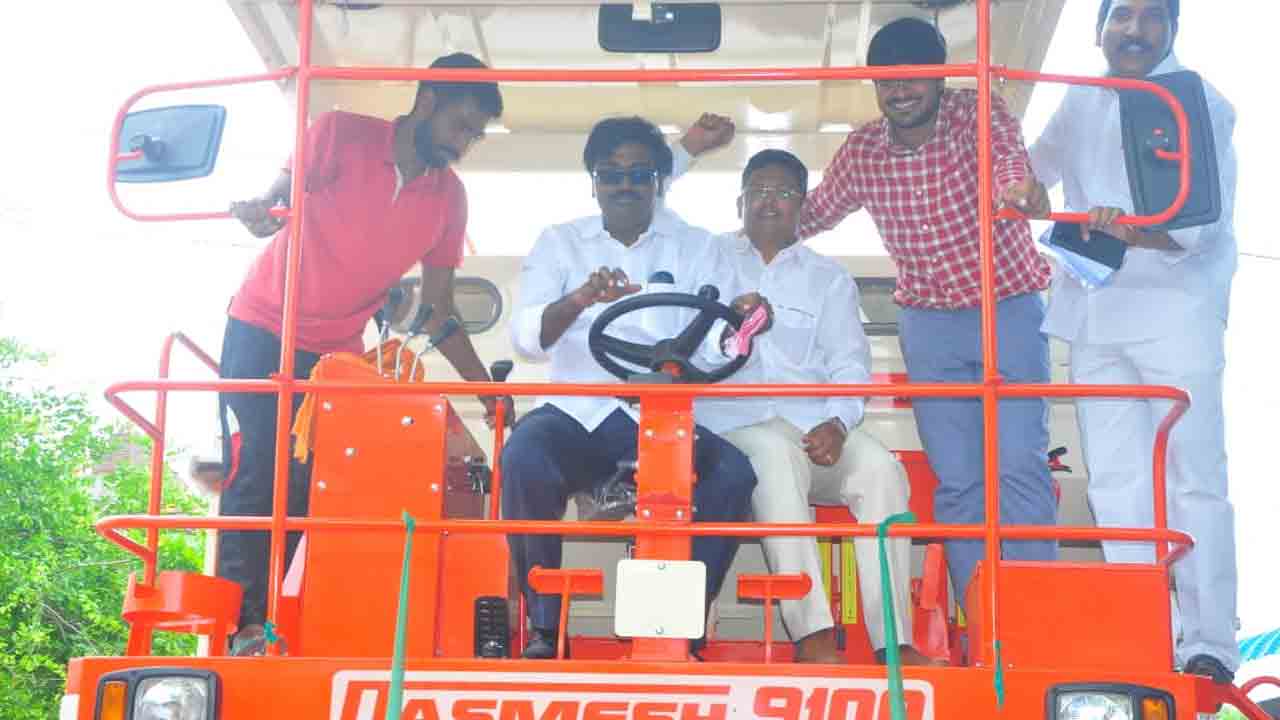 దళిత బంధు యూనిట్స్ పంపిణీ చేసిన మంత్రి పువ్వాడ