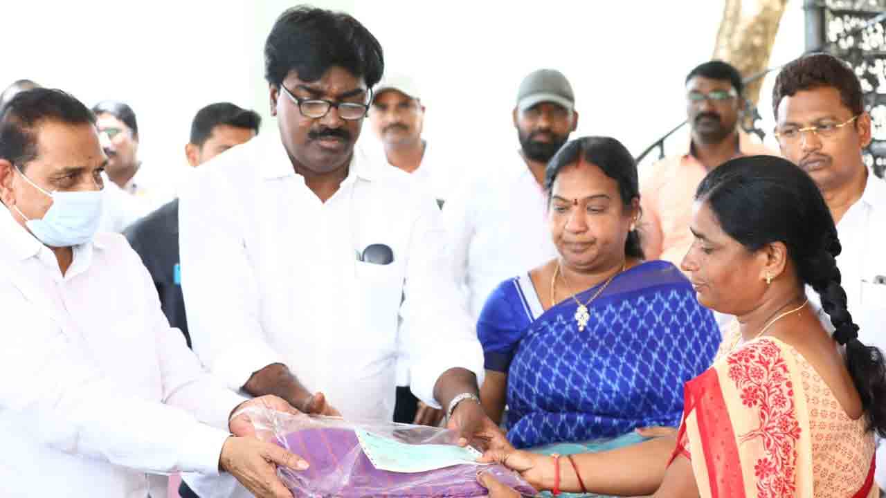 కల్యాణ లక్ష్మి చెక్కులు పంపిణీ చేసిన మంత్రి పువ్వాడ