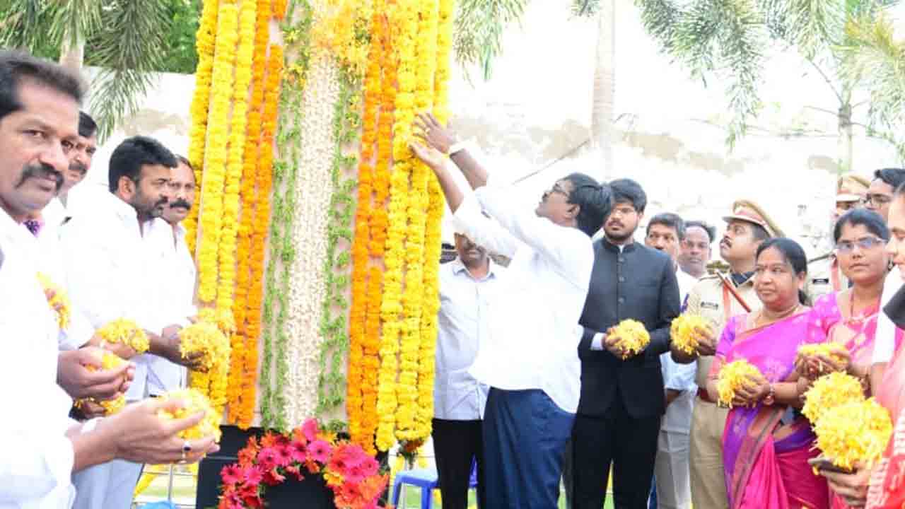 సీఎం కేసీఆర్ పాలన దేశానికే రోల్ మోడల్ : మంత్రి పువ్వాడ