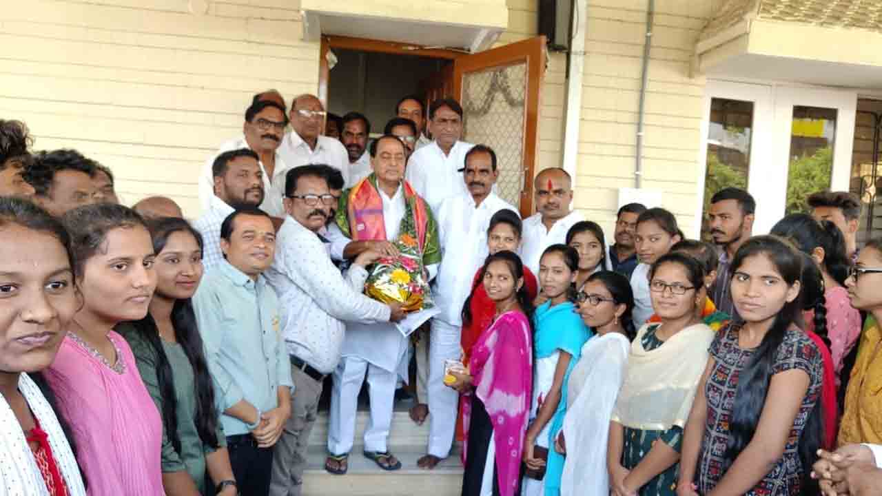 బీసీ స్టడీ సర్కిల్‌ సేవలను సద్వినియోగం చేసుకోవాలి : మంత్రి ఐకే రెడ్డి