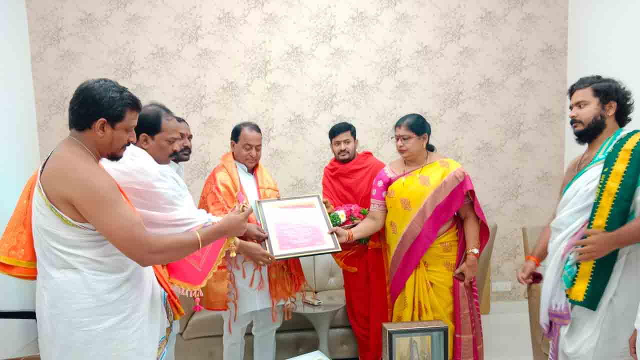 బ‌ల్కంపేట ఎల్లమ్మ కల్యాణానికి మంత్రి అల్లోలకు ఆహ్వానం