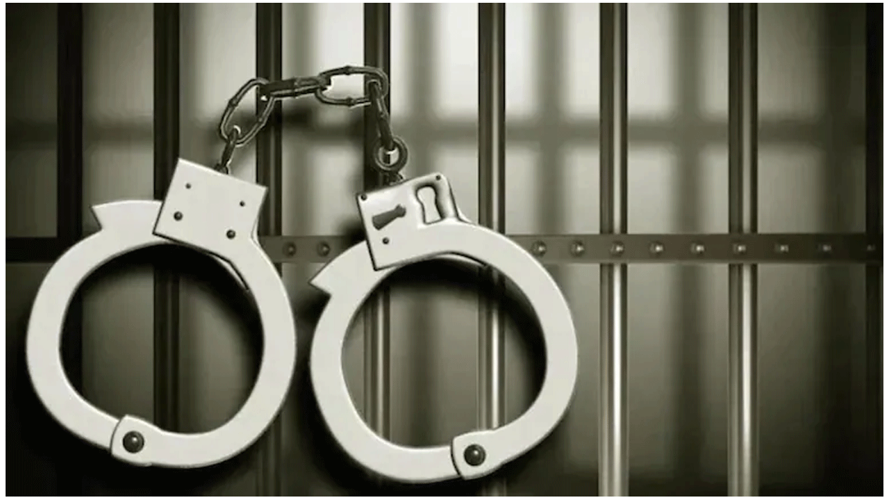 చెడు అల‌వాట్ల‌కు బానిసైంద‌ని భార్య‌ను క‌డ‌తేర్చాడు