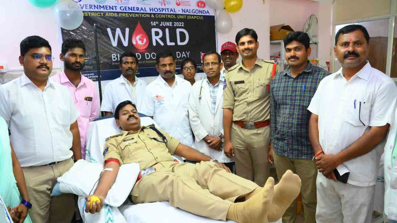 ప్రతి ఒక్కరు రక్త దానం చేయాలి : అడిషనల్ ఎస్పీ మనోహర్