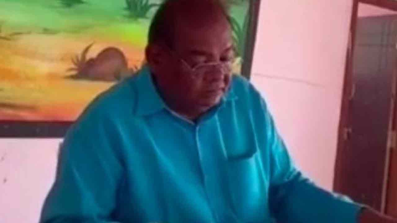 పంట ఆన్‌లైన్‌లో న‌మోదు చేసేందుకు లంచం.. వ్య‌వ‌సాయ విస్త‌రణాధికారి స‌స్పెన్ష‌న్‌!!