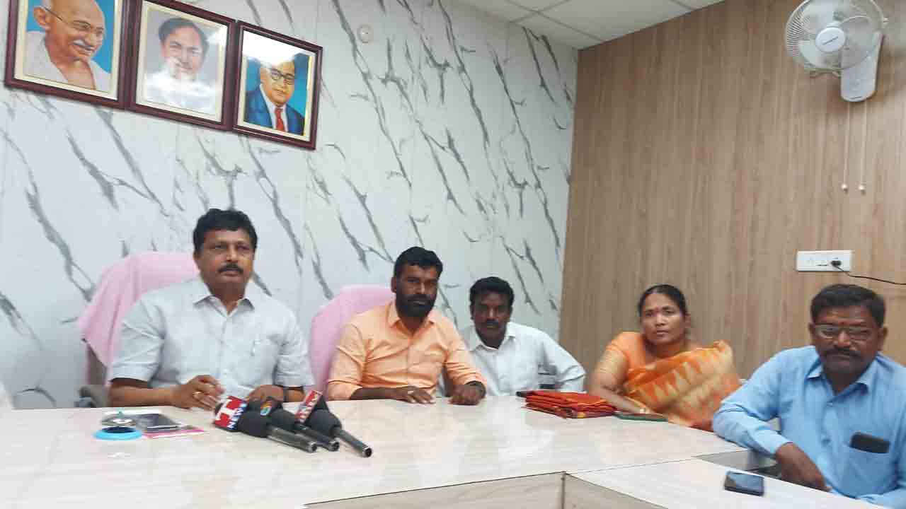 ఏ ముఖం పెట్టుకుని హైదరాబాద్ కు వస్తున్నారు : ఎంపీ బడుగుల