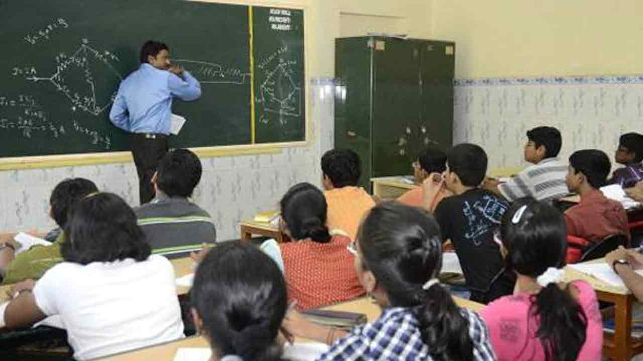 గ్రూప్- 2, 3,4, డీఎస్సీ, గురుకులాల ఉద్యోగ ప‌రీక్ష‌ల‌కు ఉచిత శిక్ష‌ణ‌