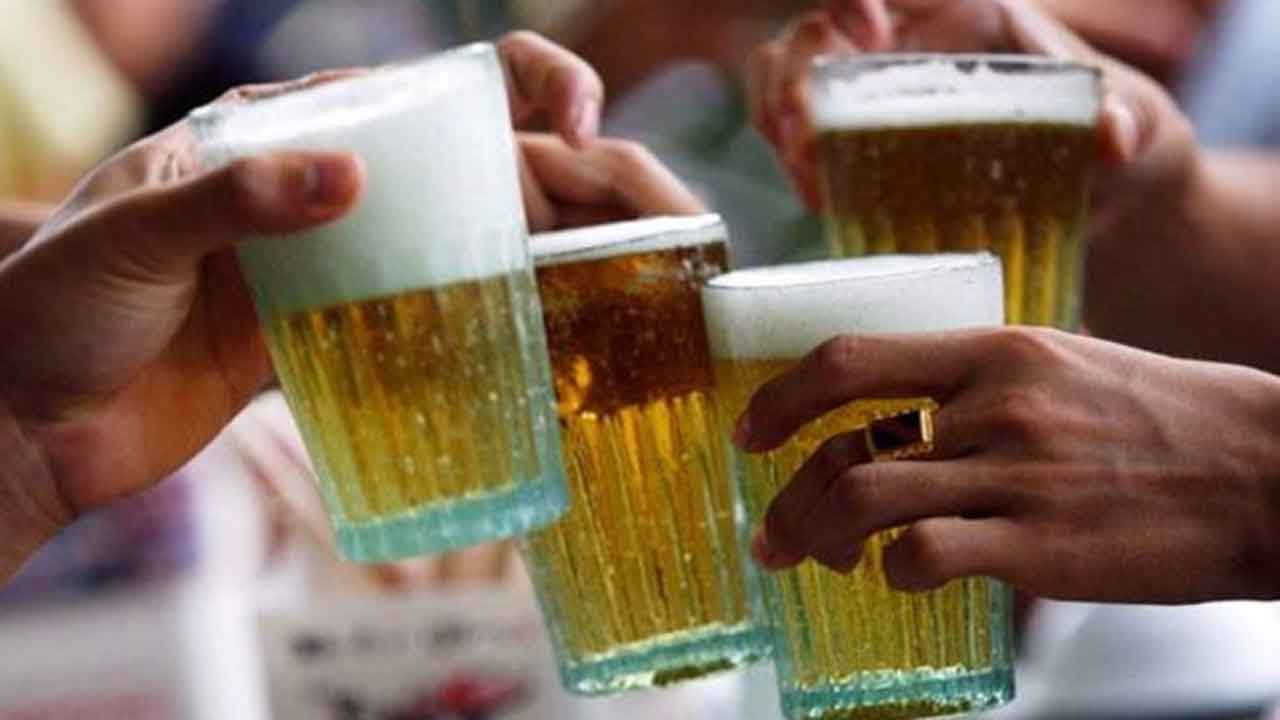 బ‌హిరంగ ప్ర‌దేశాల్లో మ‌ద్య‌పానం.. 600 మందిపై కేసు న‌మోదు