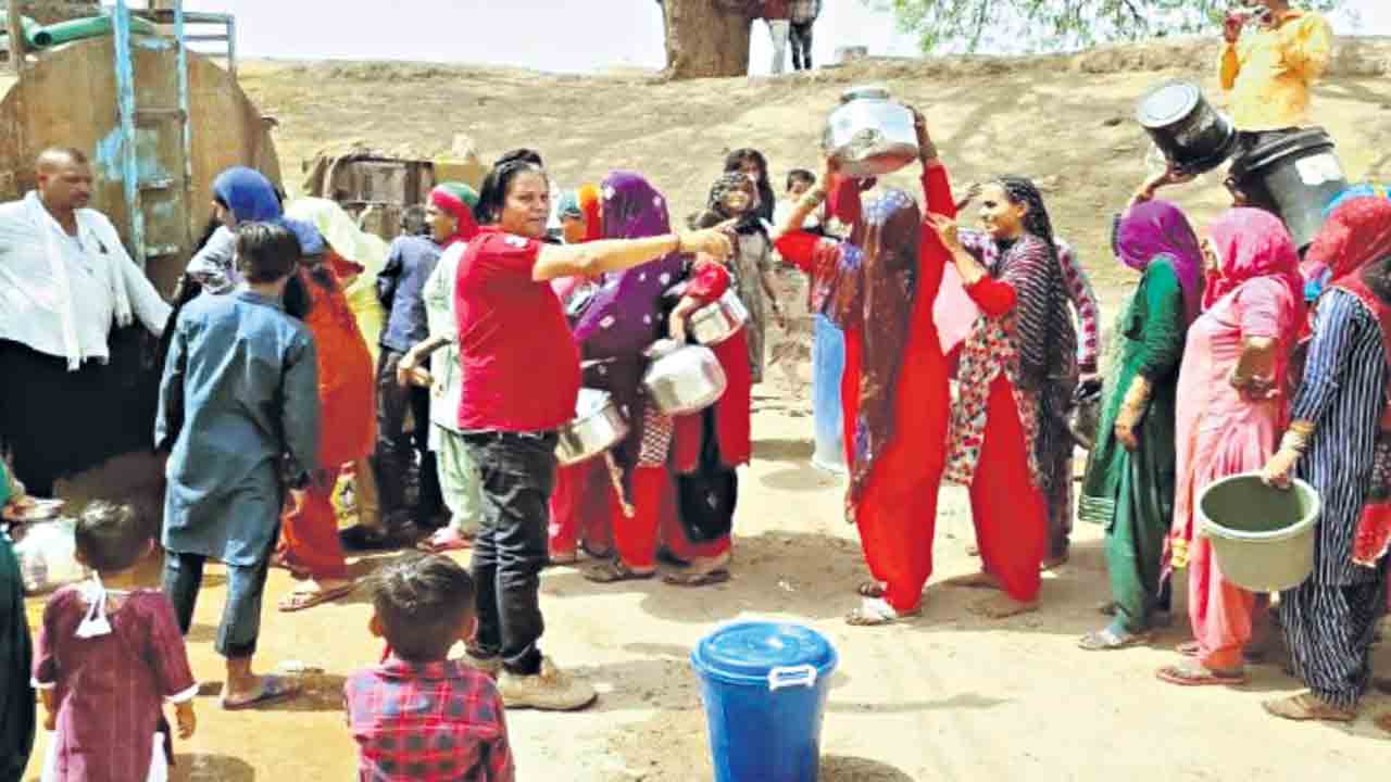 తాగు, సాగు నీటికి కటకట.. గుక్కెడు నీటికోసం కిలోమీటర్ల ప్రయాణం