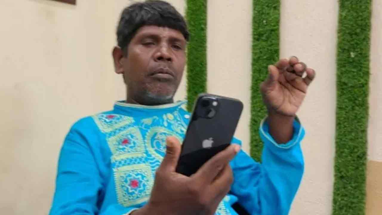 Viral news: క‌చ్చా బాదాం సింగ‌ర్‌కు ఆపిల్ ఐఫోన్ 13 గిఫ్ట్‌!!