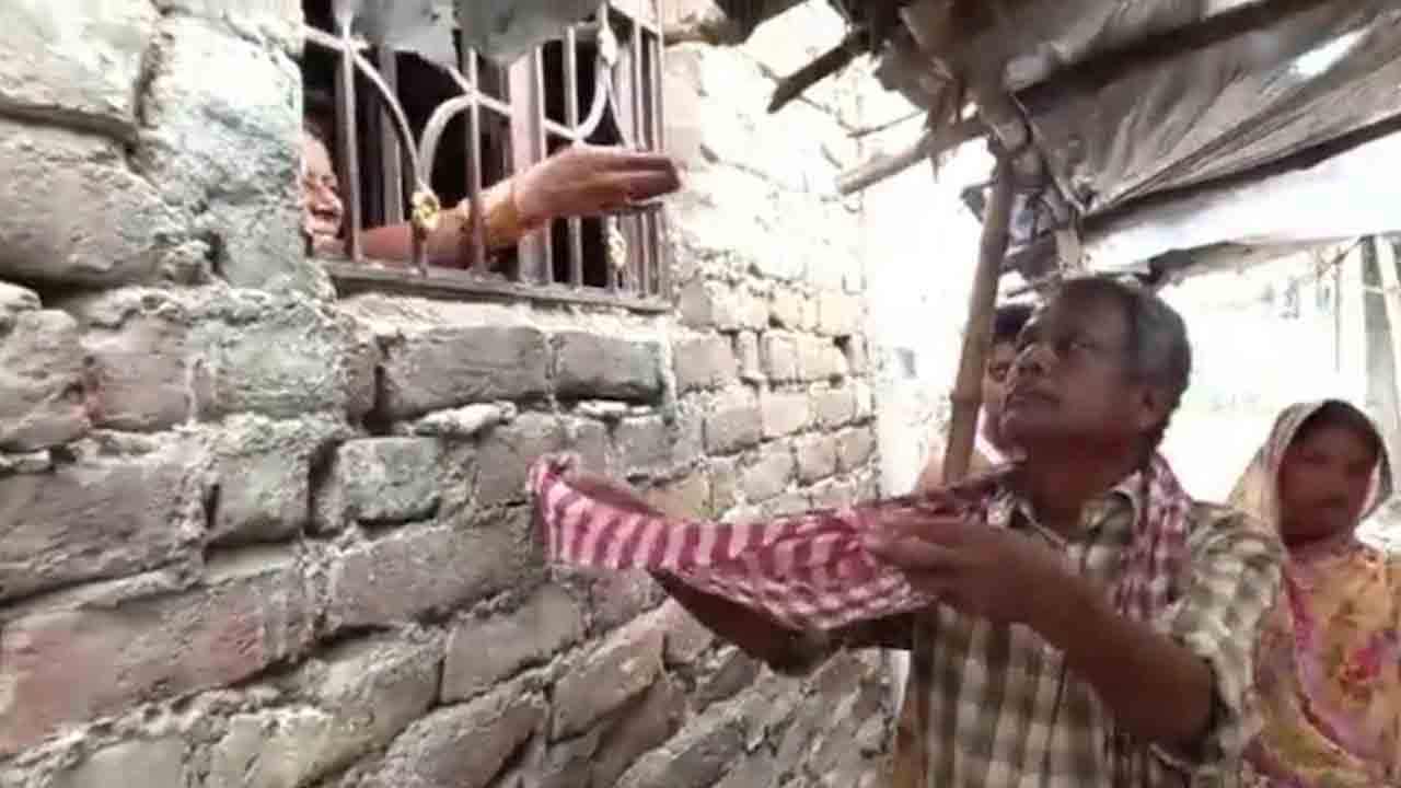 డెడ్‌బాడీ ఇచ్చేందుకు రూ. 50 వేలు లంచం డిమాండ్.. పేరెంట్స్ భిక్షాట‌న