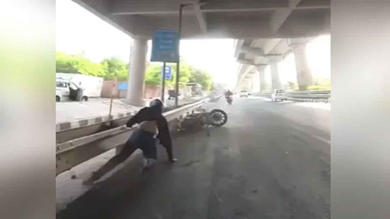 రోడ్డుపై వాగ్వాదం.. బైకర్‌ను ఢీకొట్టిన స్కార్పియో డ్రైవ‌ర్‌.. వీడియో