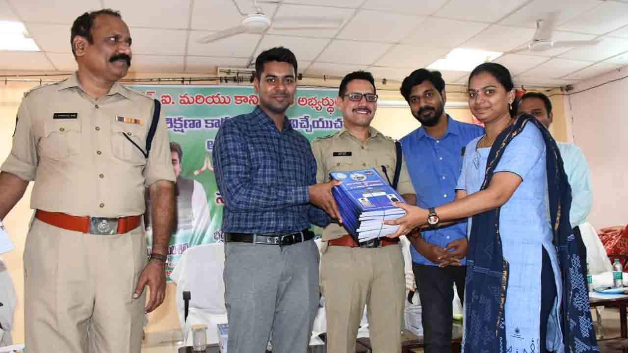 కొలువు సాధించాలంటే ప్రణాళికతో చదవాలి : కలెక్టర్ అనుదీప్