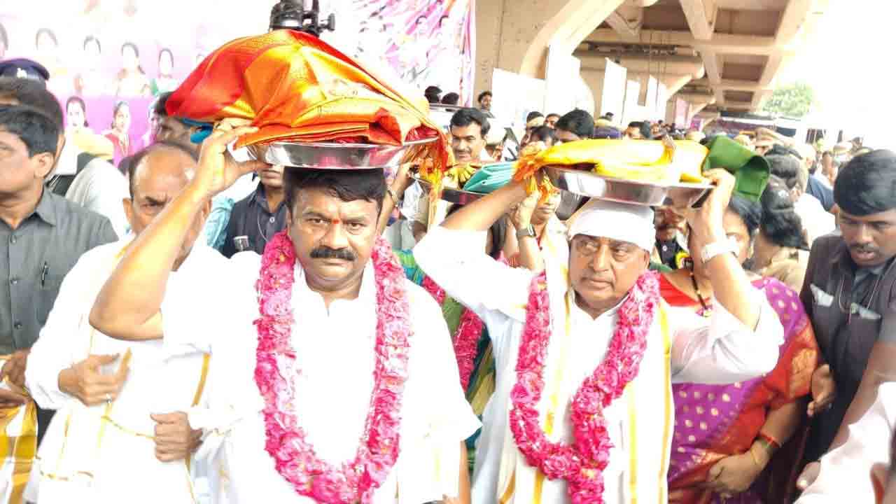 బోనమెత్తిన గోల్కొండ..పట్టు వస్త్రాలు సమర్పించిన మంత్రులు