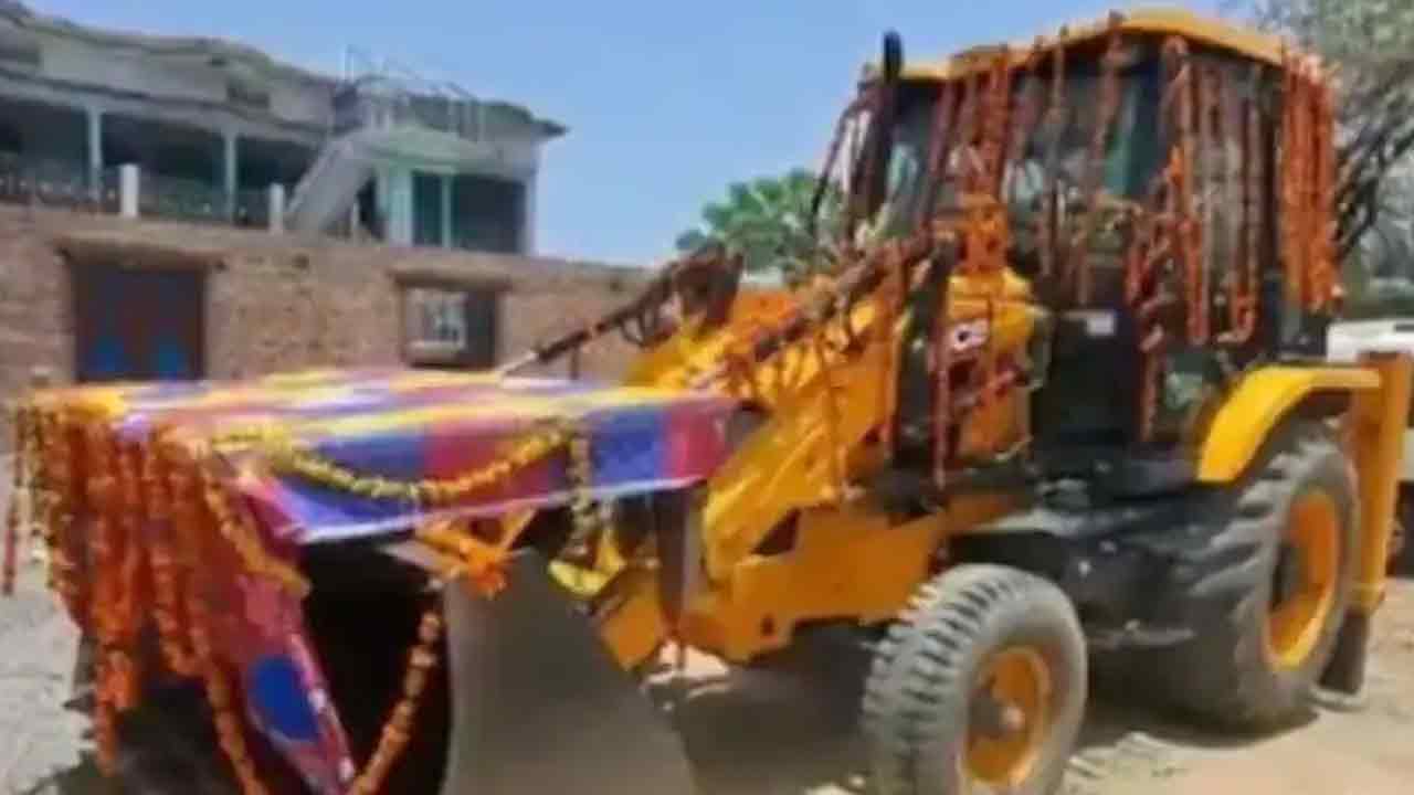 Viral photo: ఈ వ‌రుడు చాలా వెరైటీ..బుల్డోజ‌ర్‌పై కూర్చొని వ‌ధువు గ్రామంలో బ‌రాత్‌!!