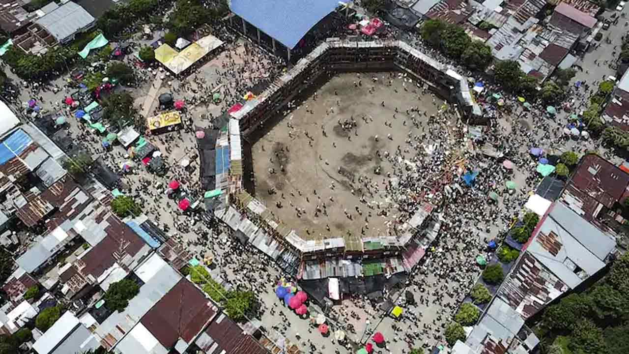 Viral video:  బుల్‌ఫైట్ రింగ్ వ‌ద్ద కుప్ప కూలిన చెక్క‌స్టాండ్‌.. పిట్ట‌ల్లా నేల‌పై ప‌డ్డ ప్రేక్ష‌కులు..!!