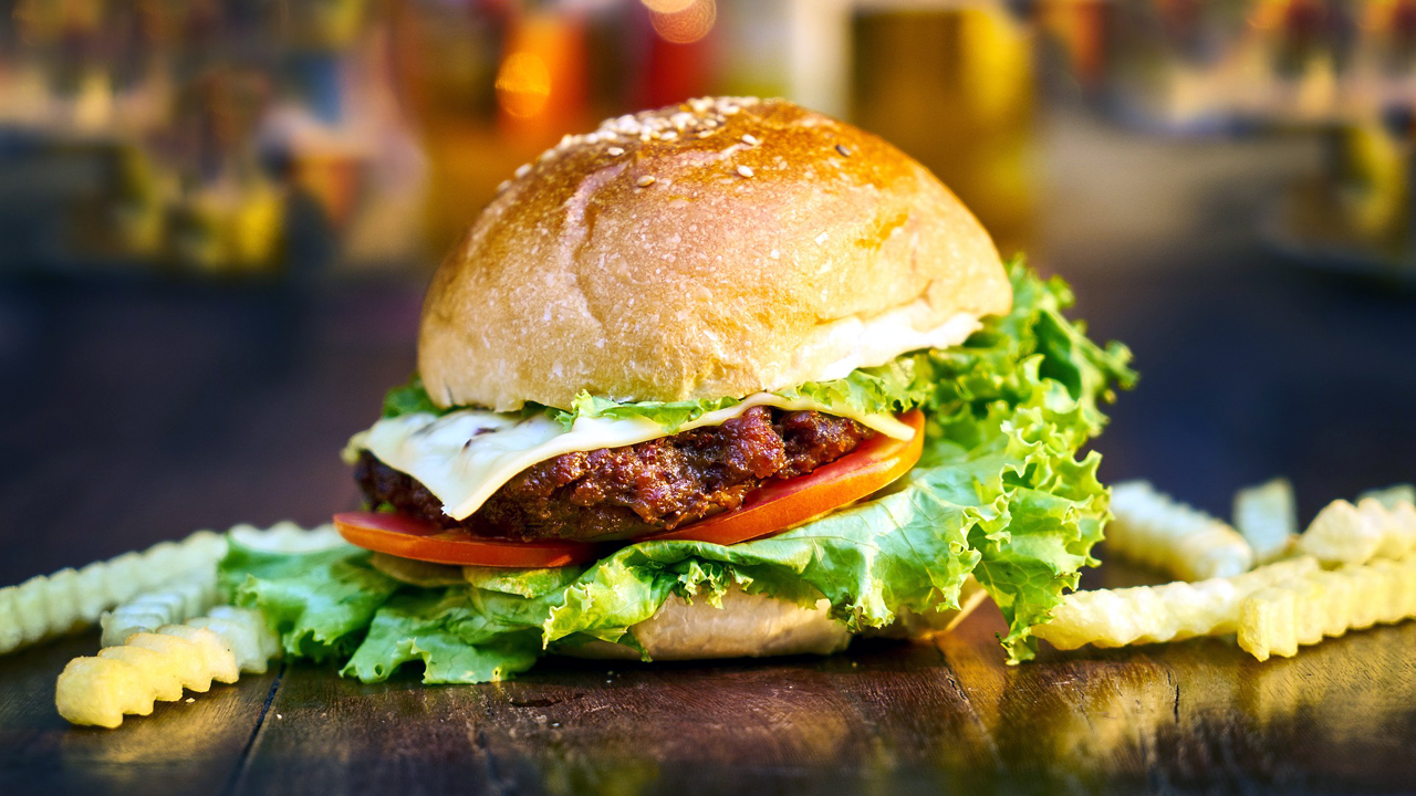 Burger Challenge | బ‌ర్గ‌ర్ తిని 5,100 గెలిచే ఛాన్స్‌.. ఓడిపోతే మాత్రం..