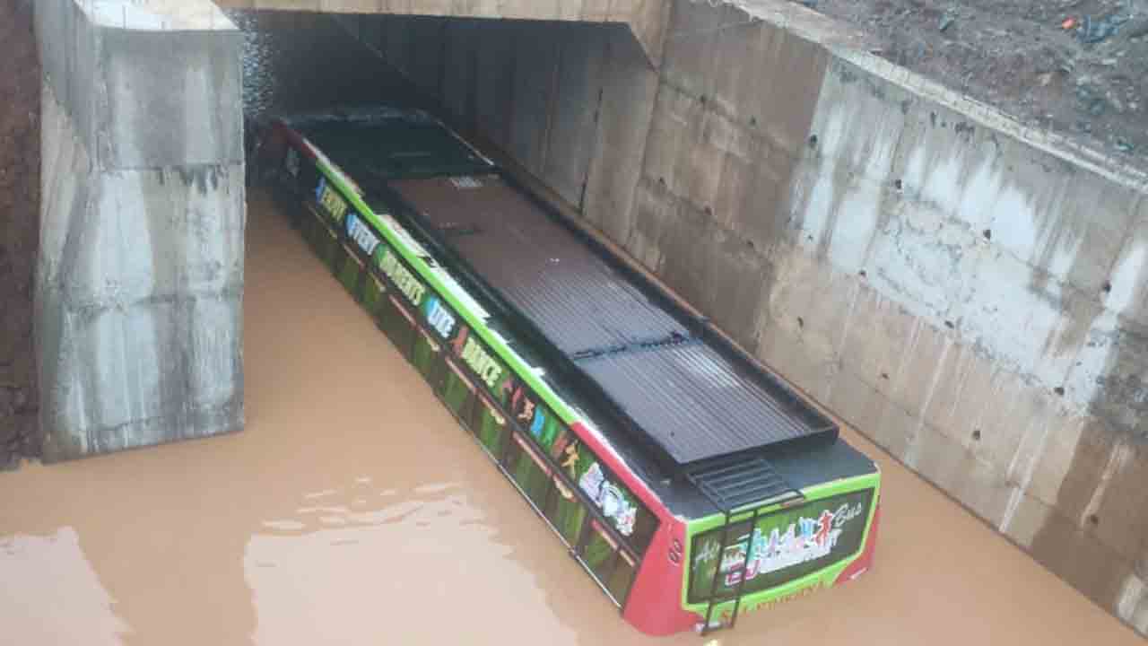 వికారాబాద్‌ జిల్లాలో నీటిలో మునిగిన పెండ్లి బస్సు..