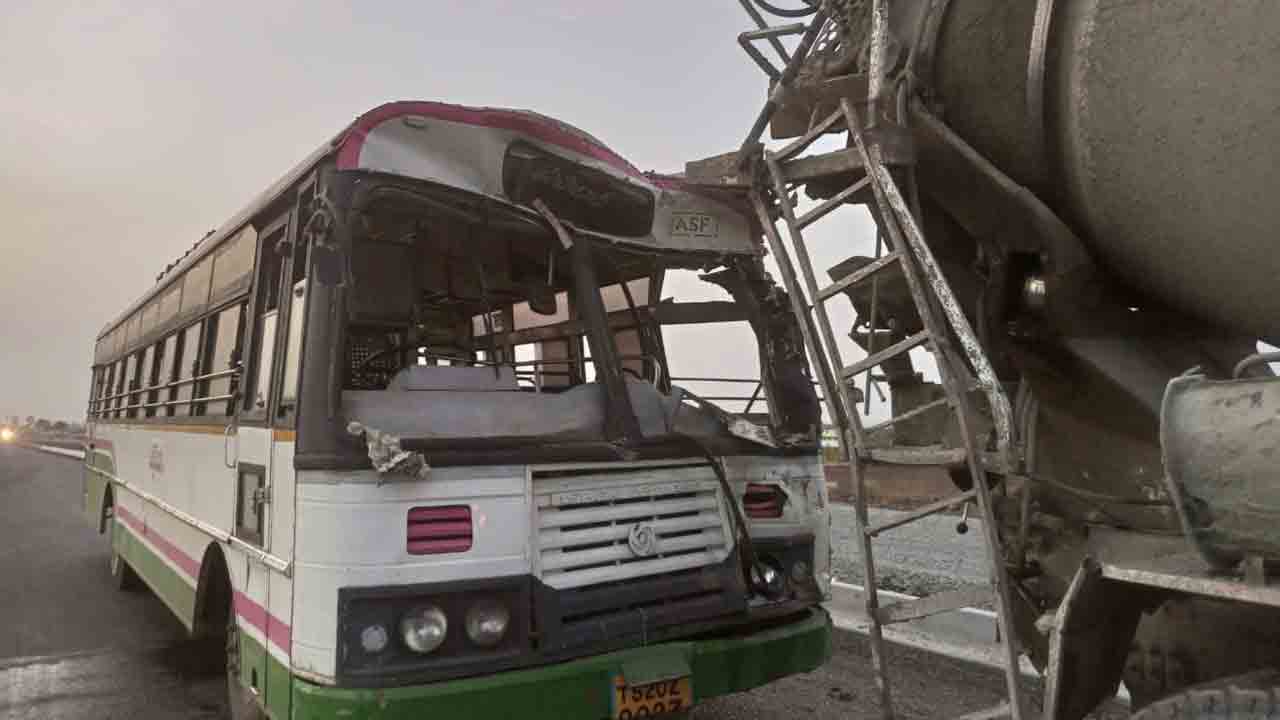 లారీని ఢీ కొట్టిన ఆర్టీసీ బస్సు .. 25 మందికి గాయాలు