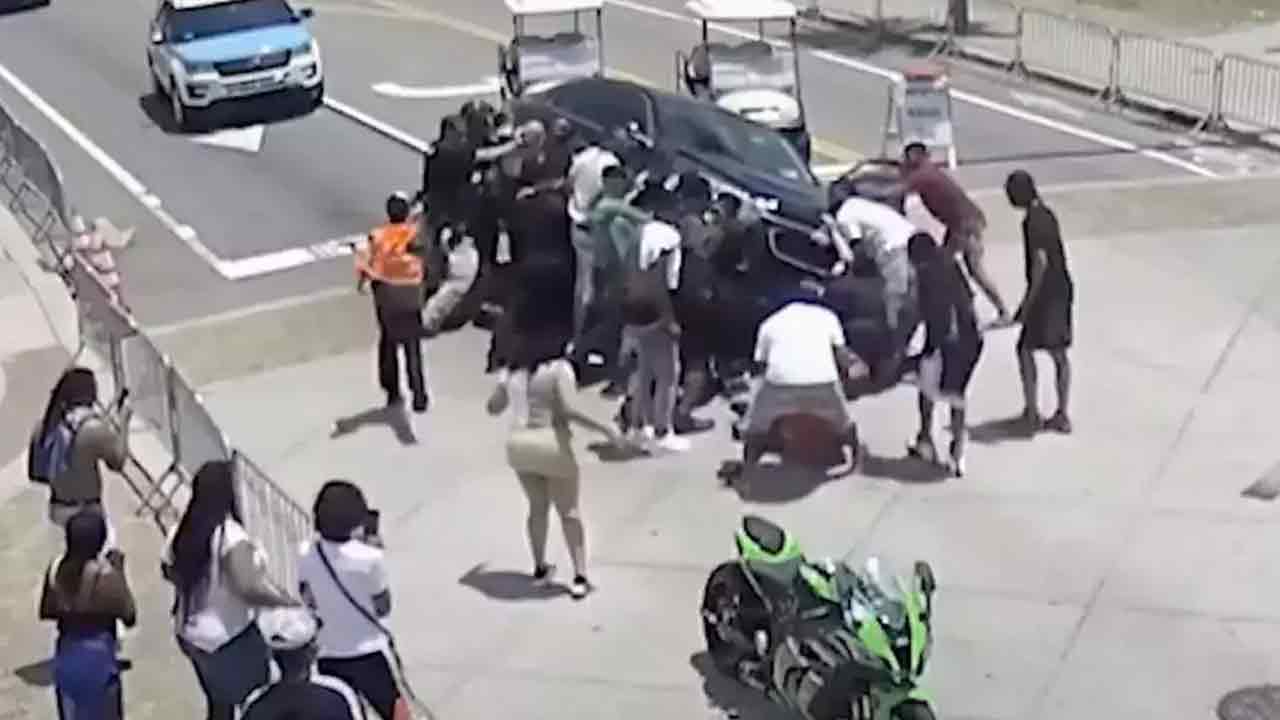 Viral video:  రోడ్డుప్ర‌మాదంలో కారు కింద చిక్కుకున్న వ్య‌క్తి.. అమాంతం పైకిలేపి ప్రాణాలు కాపాడిన పోలీసులు!!