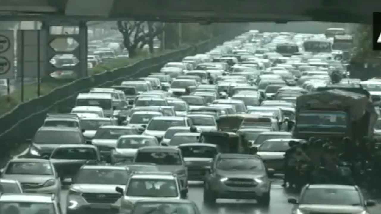 ఢిల్లీని తాకిన రుతుప‌వ‌నాలు.. న‌గ‌రంలో కురిసిన వాన‌