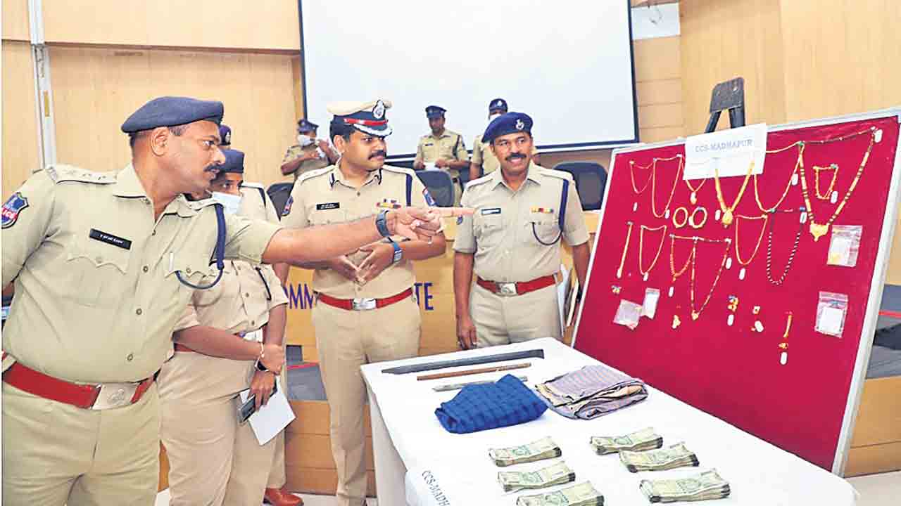 కోటిపల్లి.. తాళం కనిపిస్తే వదలడు