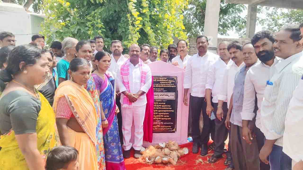 సీఎంఆర్‌ఎఫ్‌ చెక్కులు పంపిణీ చేసిన ఎమ్మెల్యే చిరుమర్తి