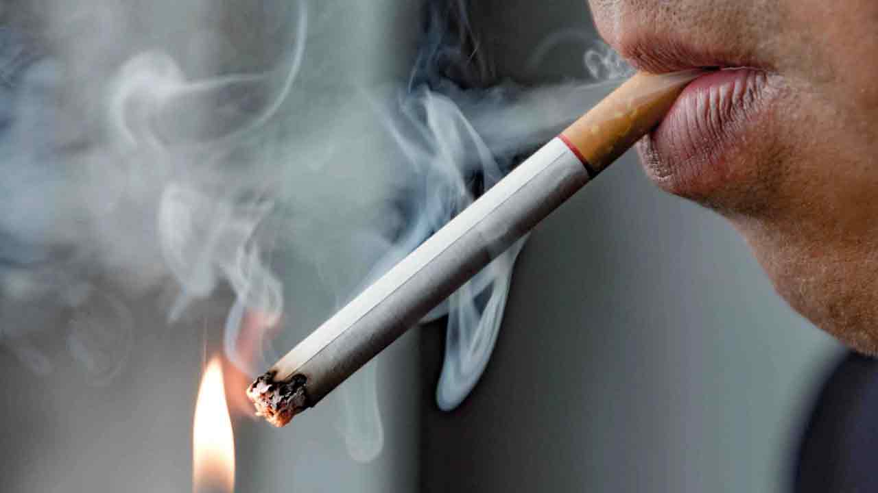 ఎంత ప్ర‌య‌త్నించినా పొగ‌తాగ‌డం మాన‌లేక‌పోతున్నారా? ఈ నేచుర‌ల్ ట్రిక్స్‌ను పాటించండి!!