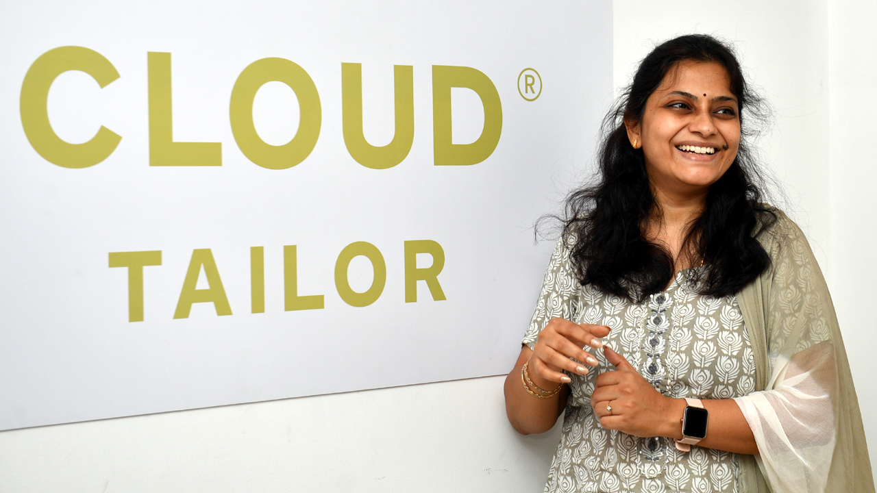 ఆన్‌లైన్‌లో ఆర్డ‌రిస్తే డ్రెస్ కుట్టి ఇంటికే పంపిస్త‌రు.. హైద‌రాబాదీ మ‌హిళ ఐడియా అదుర్స్‌