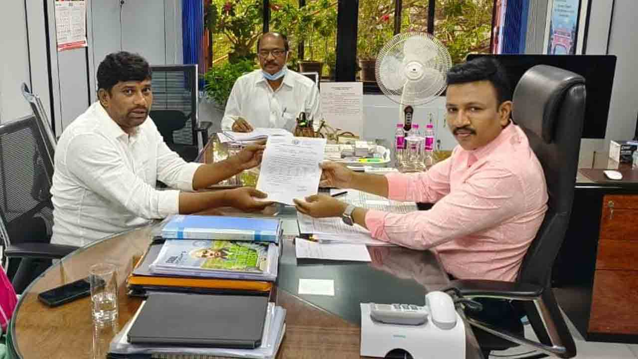 ఖాళీ క్వార్టర్స్‌ను రెవెన్యూ శాఖకు అందజేయండి : విప్‌ బాల్క సుమన్‌