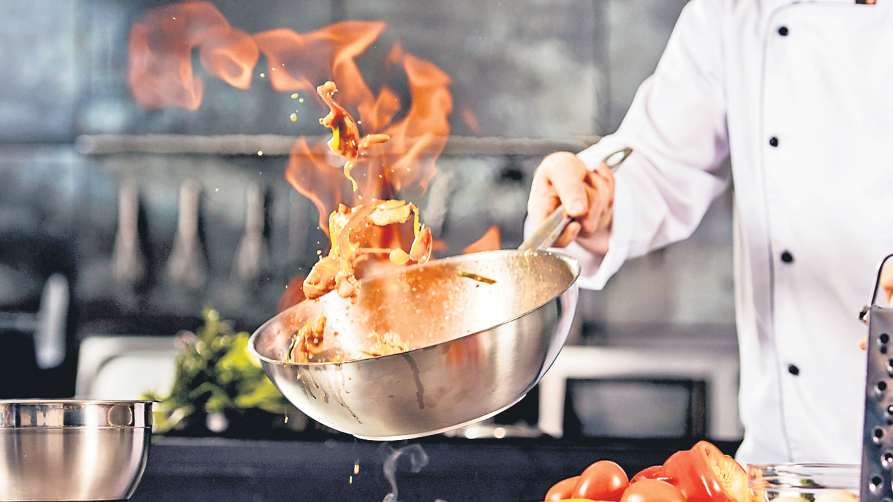 వీళ్లు వంట చేశారంటే లొట్ట‌లేసుకుంటూ తినాల్సిందే !!