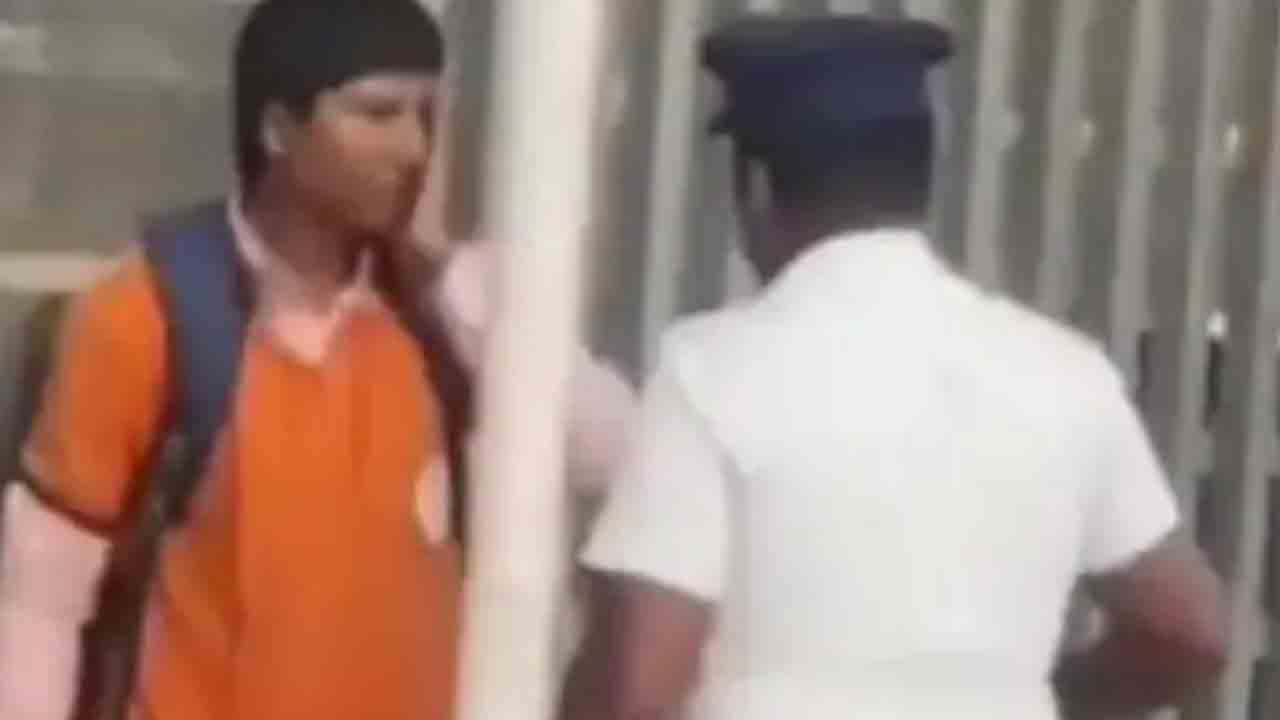 ఫుడ్ డెలివరీ ఏజెంట్‌ను చెంపపై కొట్టిన ట్రాఫిక్‌ పోలీస్‌… బదిలీ వేటు