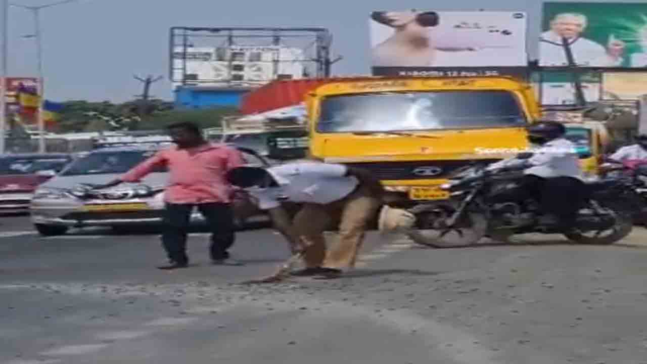 Viral Video: చీపురు చేత పట్టి రోడ్డు ఊడ్చిన ట్రాఫిక్‌ పోలీస్‌… నెటిజన్లు ప్రశంస