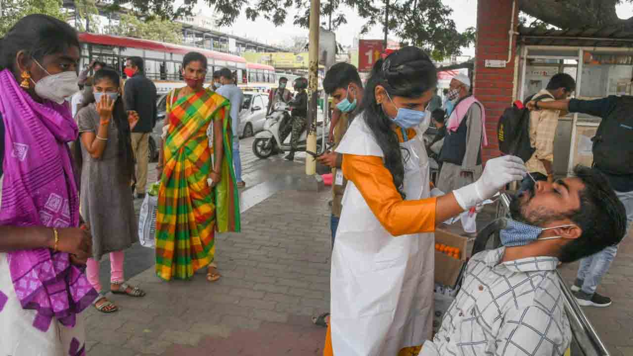 దేశంలో స్వల్పంగా తగ్గిన కరోనా కేసులు