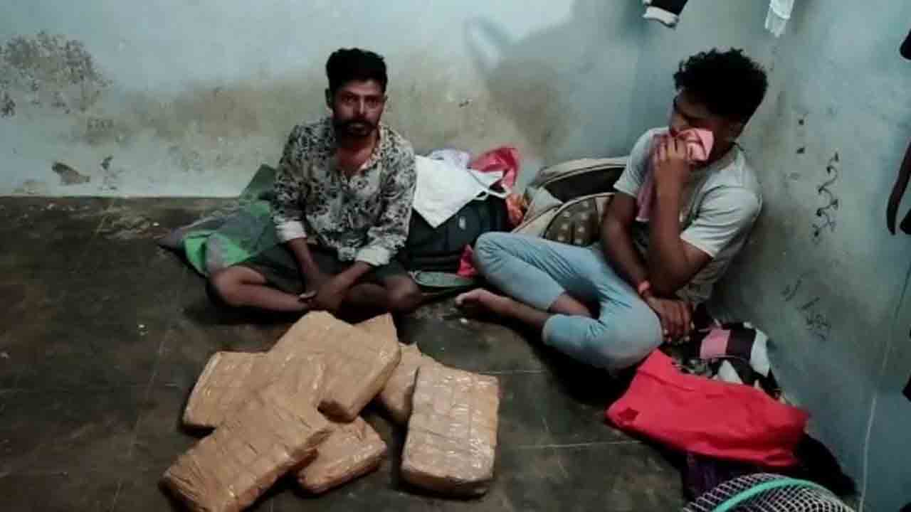 గంజాయి విక్రయిస్తున్న ఇద్దరు యువకుల అరెస్ట్‌