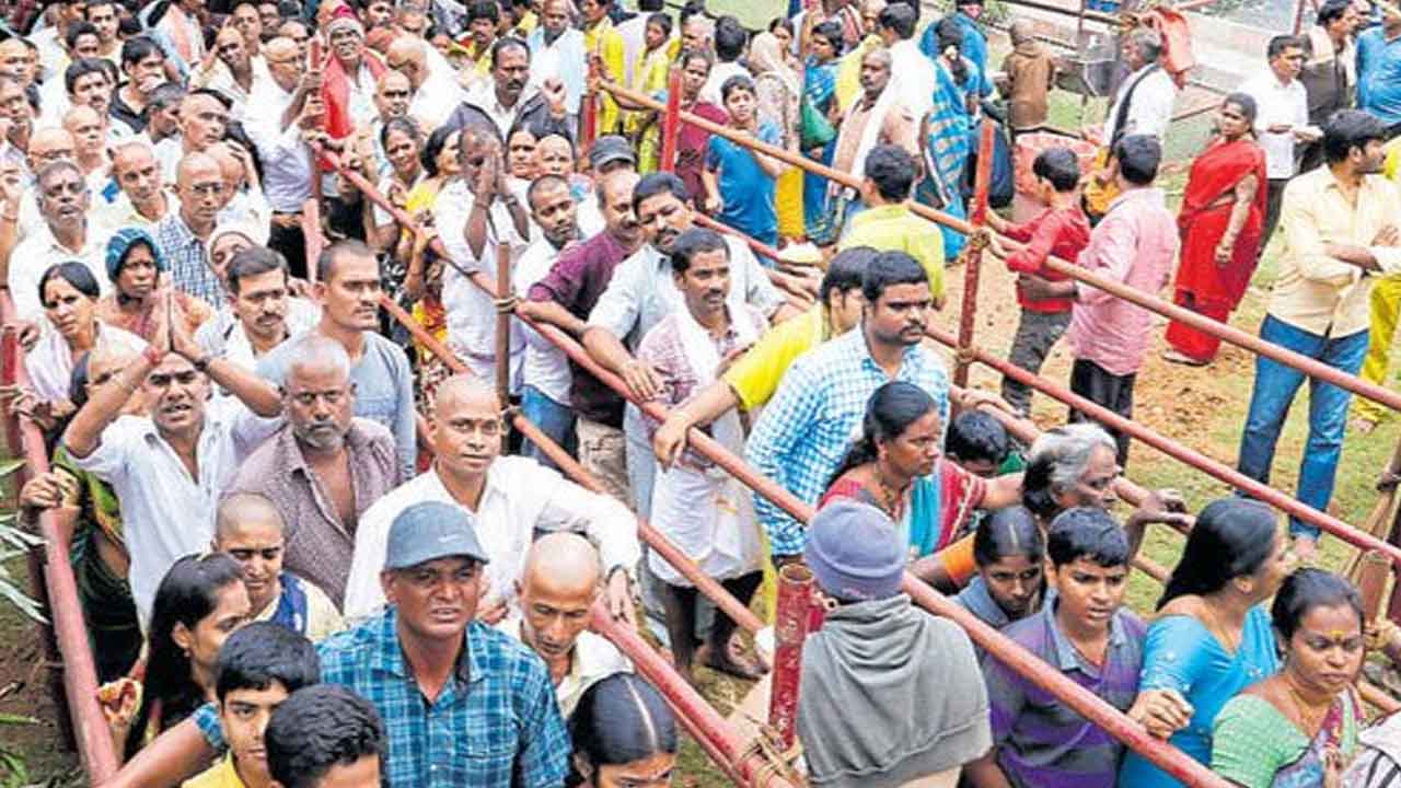తిరుమలలో భక్తుల రద్దీ.. స్వామి దర్శనానికి 8 గంటలు