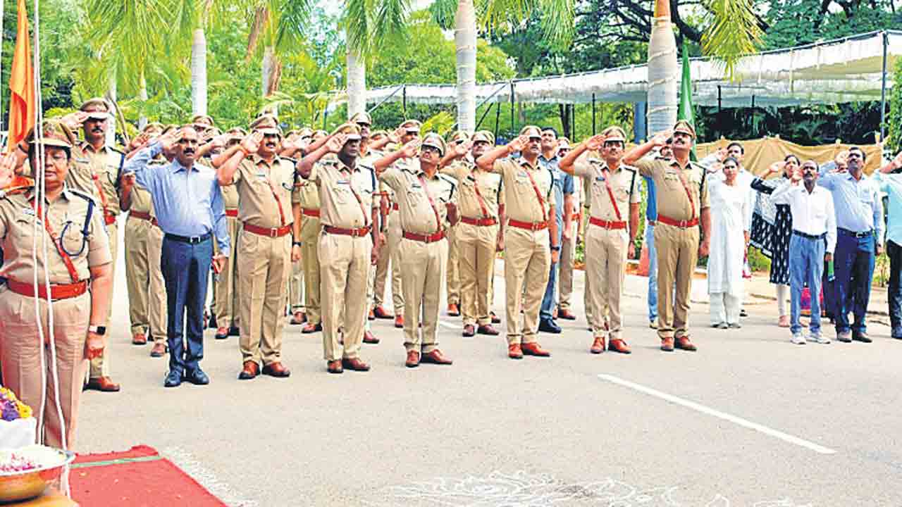 కమిషనరేట్లలో ఘనంగా ‘ఆవిర్భావం’