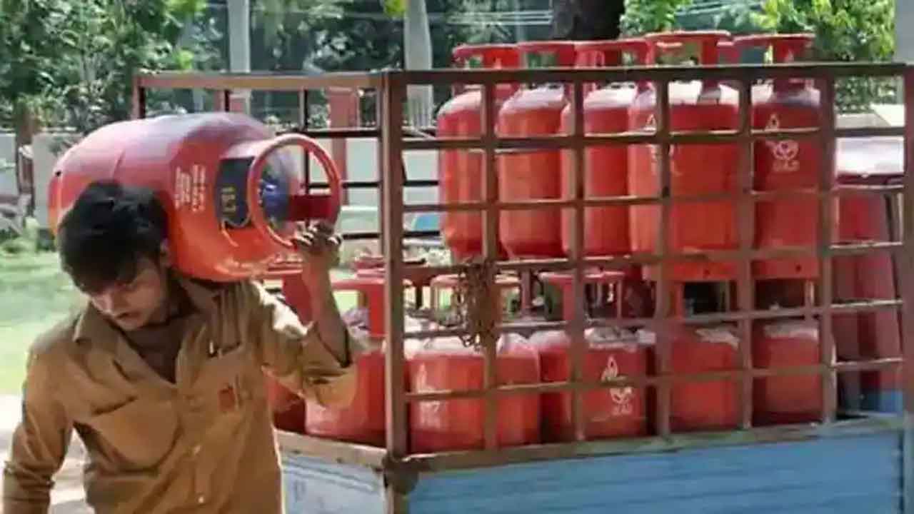 Gas cylinder price |  అసలే సిలిండర్‌ ధర రూ.1100 దాటిందంటే.. దానికితోడు సర్వీస్‌ చార్జీల బాదుడు
