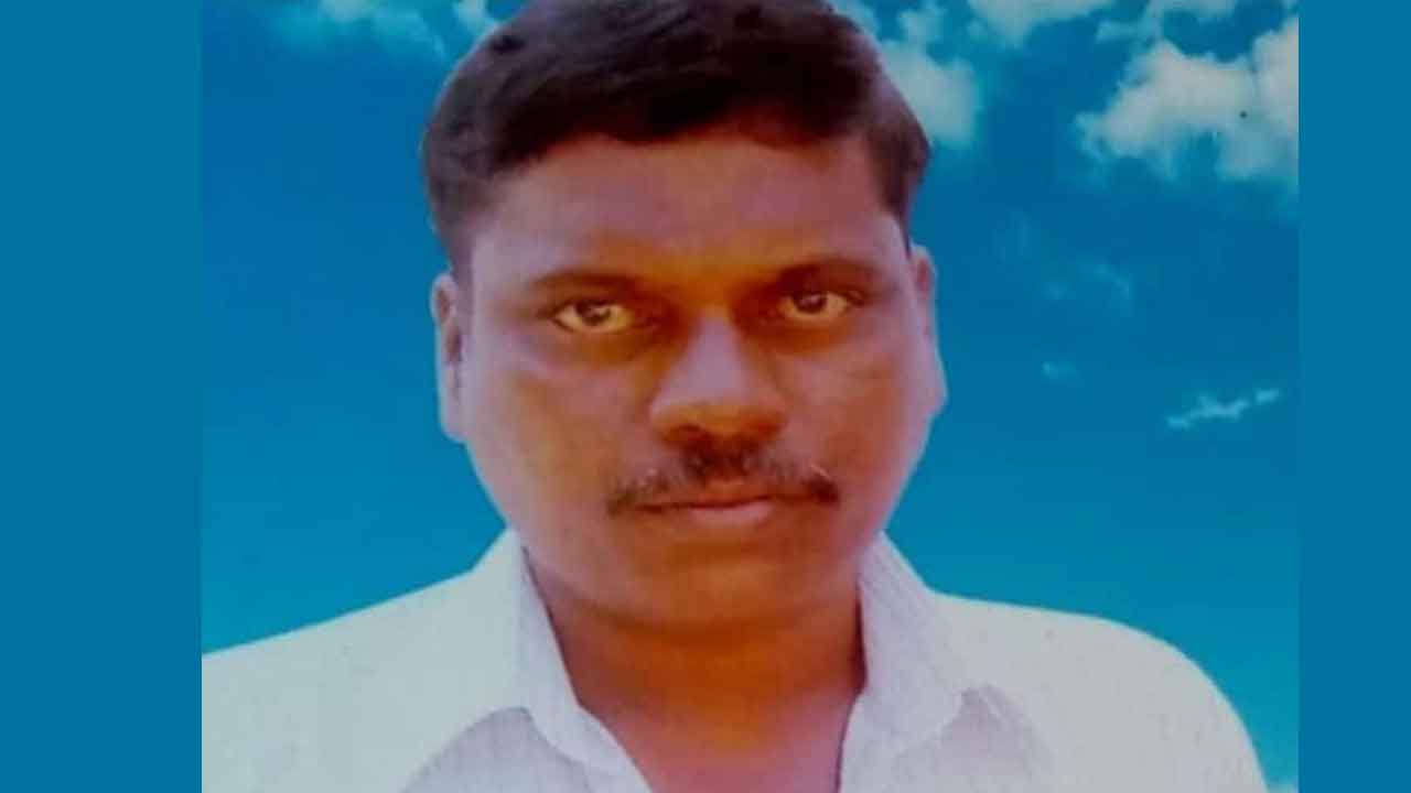 కోతులు వెంబడించాయని పరుగులు