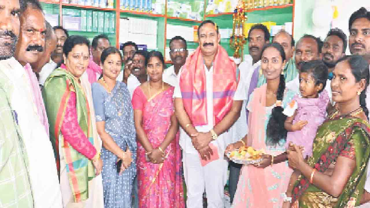 దళిత కుటుంబాల్లో వెలుగులు నింపేందుకే దళితబంధు