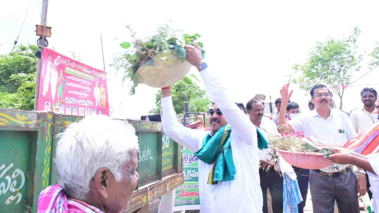 చెత్తను తొలగిస్తూ.. పారిశుధ్య కార్మికుడిగా మారిన మంత్రి ఎర్రబెల్లి