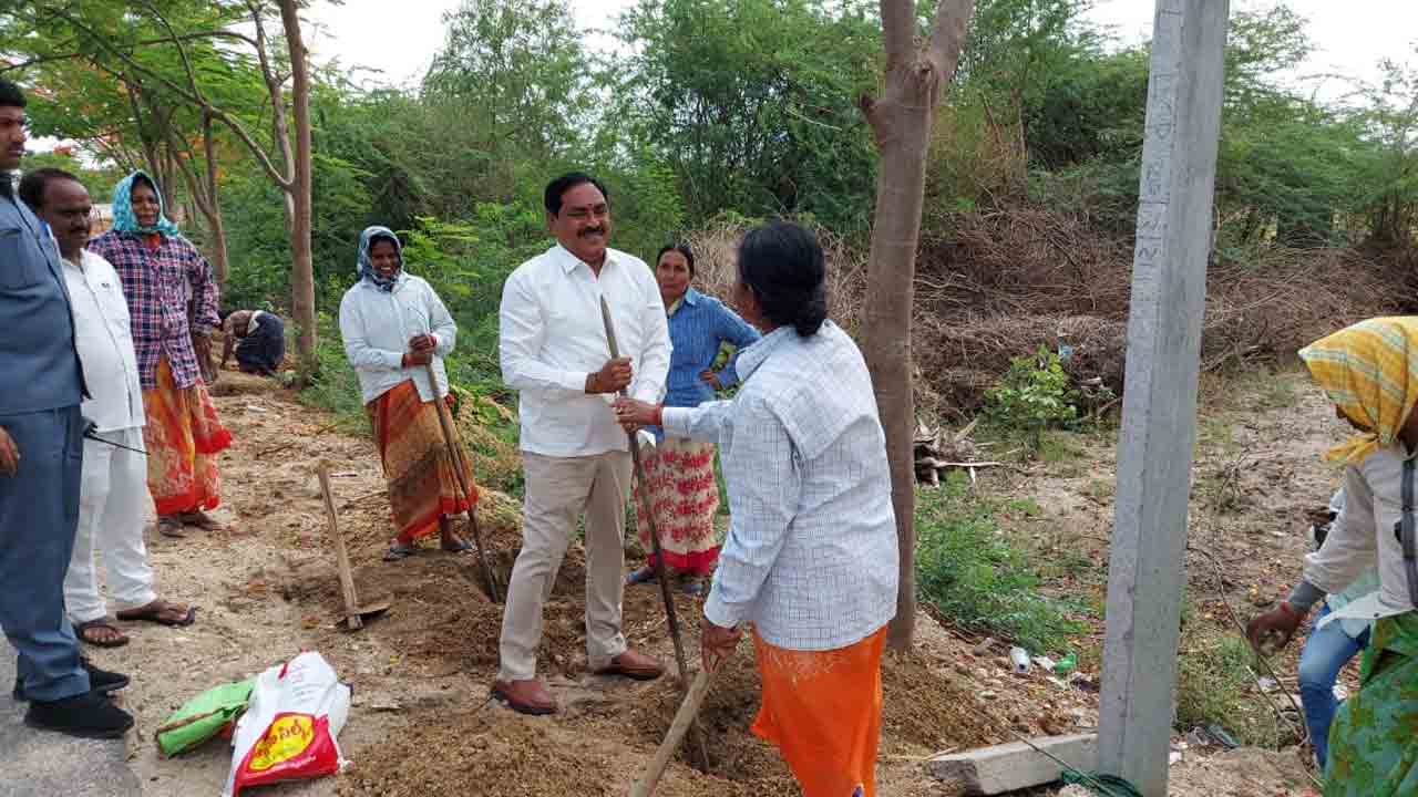 కూలీలతో కలిసి గుంటలు తీసిన మంత్రి ఎరబెల్లి
