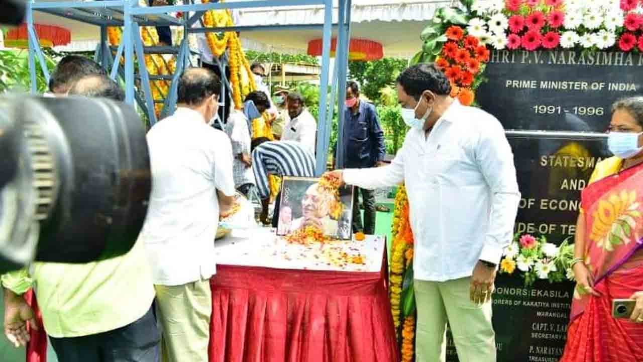 పీవీ నరసింహారావుకు నివాళులు అర్పించిన మంత్రి ఎర్రబెల్లి