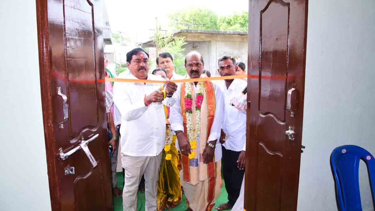 ప్రజల మధ్య విషం చిమ్ముతున్న బీజేపీ : మంత్రి ఎర్రబెల్లి