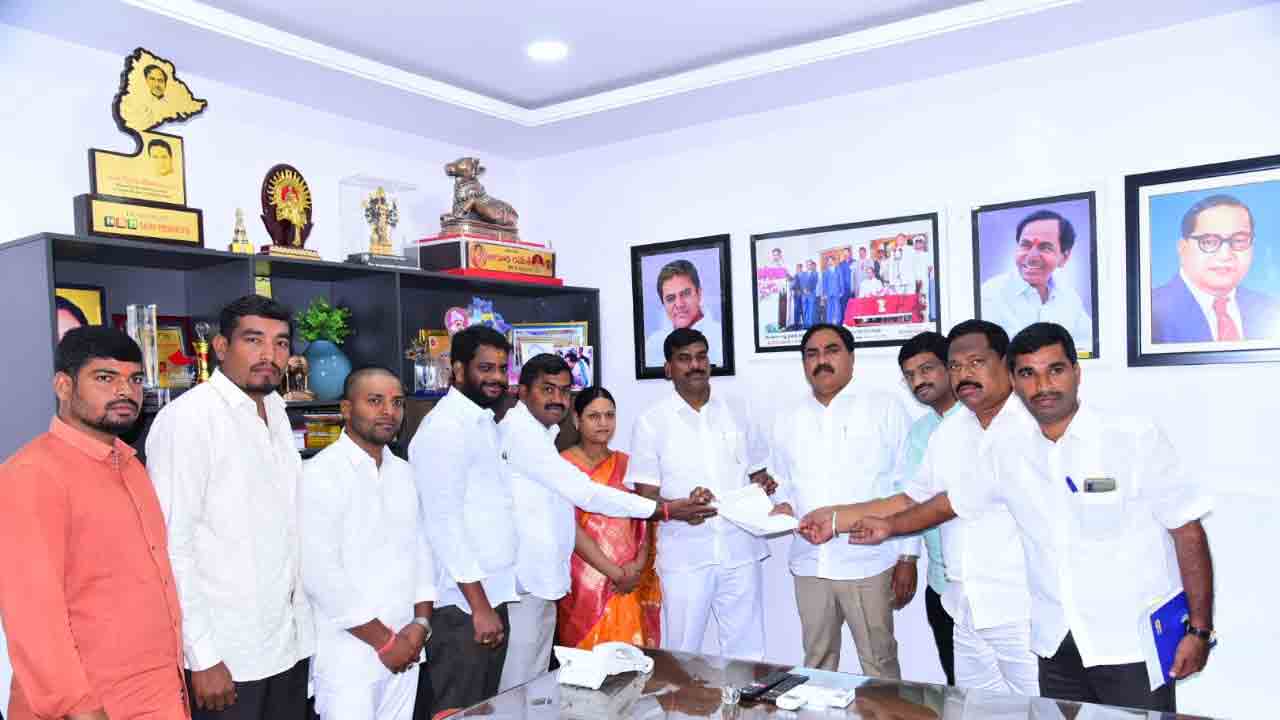 రాష్ట్రంపై కేంద్ర వివక్ష తగదు.. ఆగ్రహం వ్యక్తంచేసిన సర్పంచుల సంఘం నాయకులు