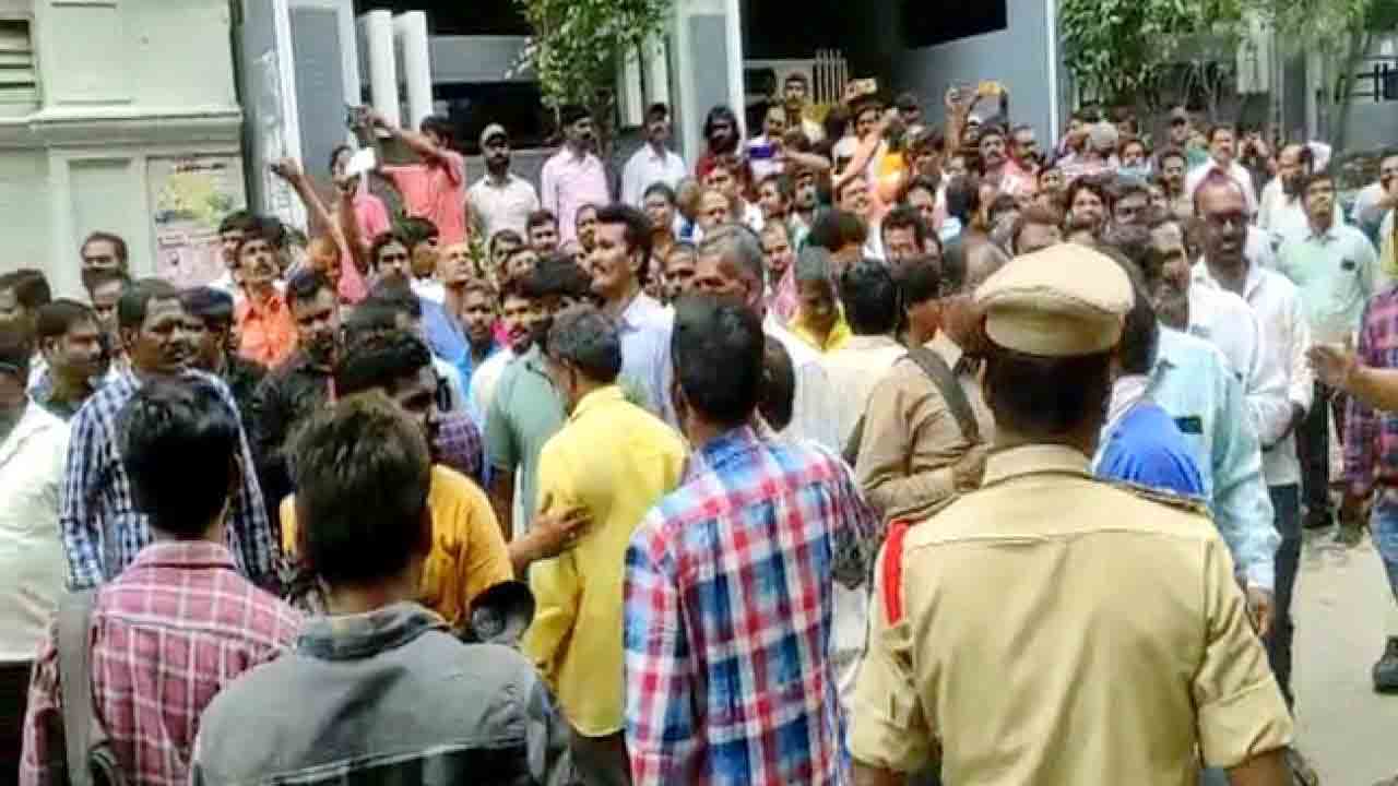 వేతనాల కోసం కదం తొక్కిన సినీ కార్మికులు..