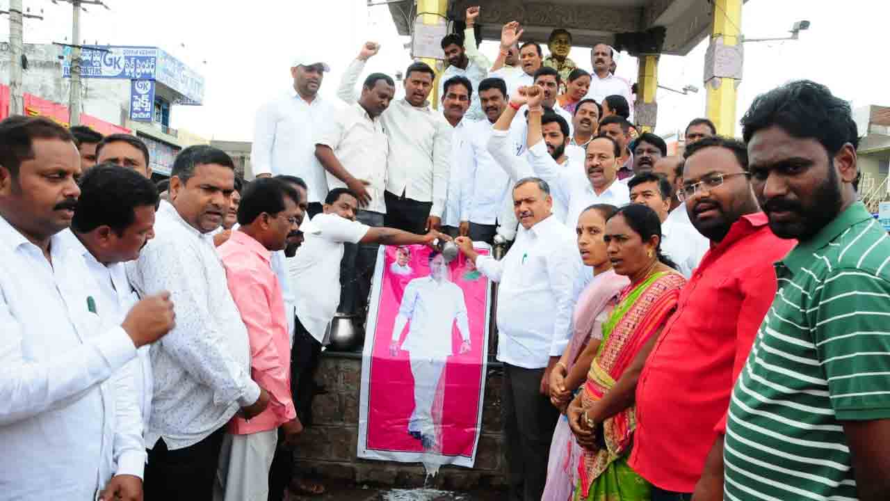 Jayashankar Bhupalapalli | సీఎం కేసీఆర్ చిత్రపటానికి పాలాభిషేకం