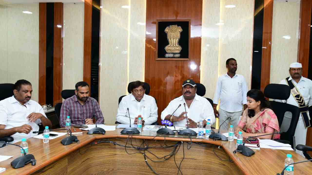 సమీకృత మార్కెట్లను త్వరగా పూర్తి చేయాలి : మంత్రి గంగుల