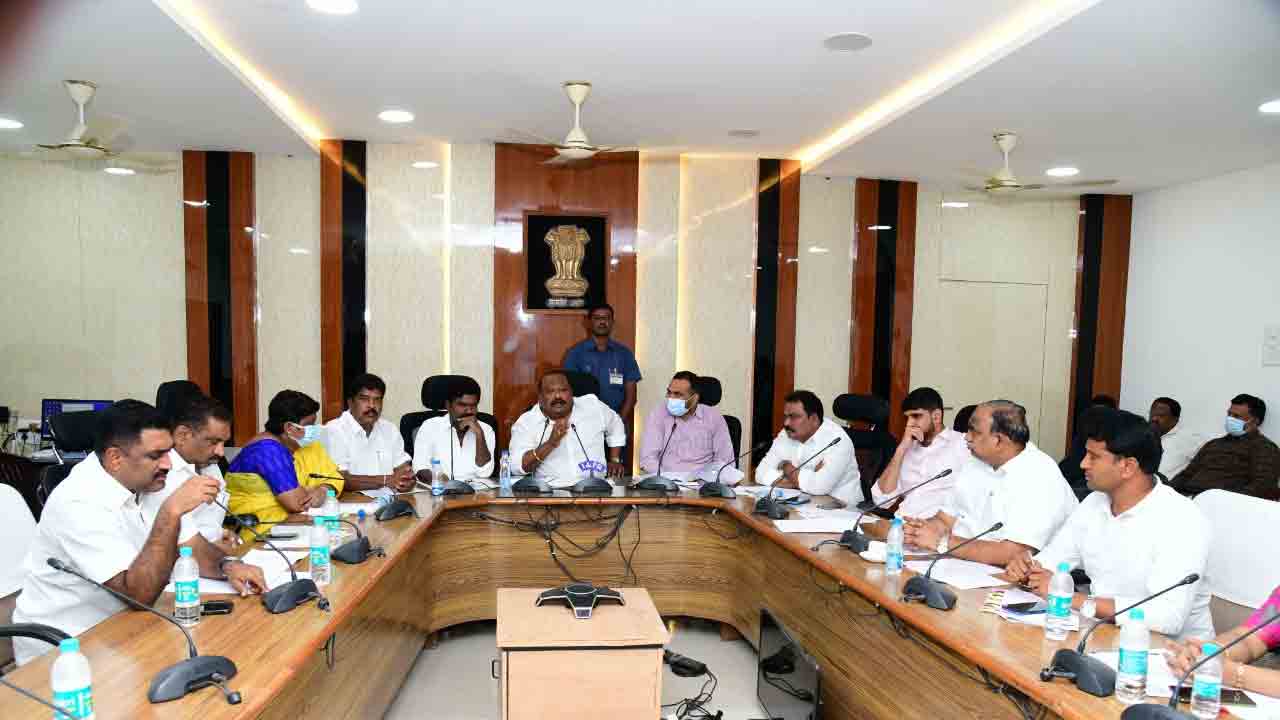 దళితులు ఆర్థికంగా ఎదిగేందుకే దళితబంధు : మంత్రి గంగుల