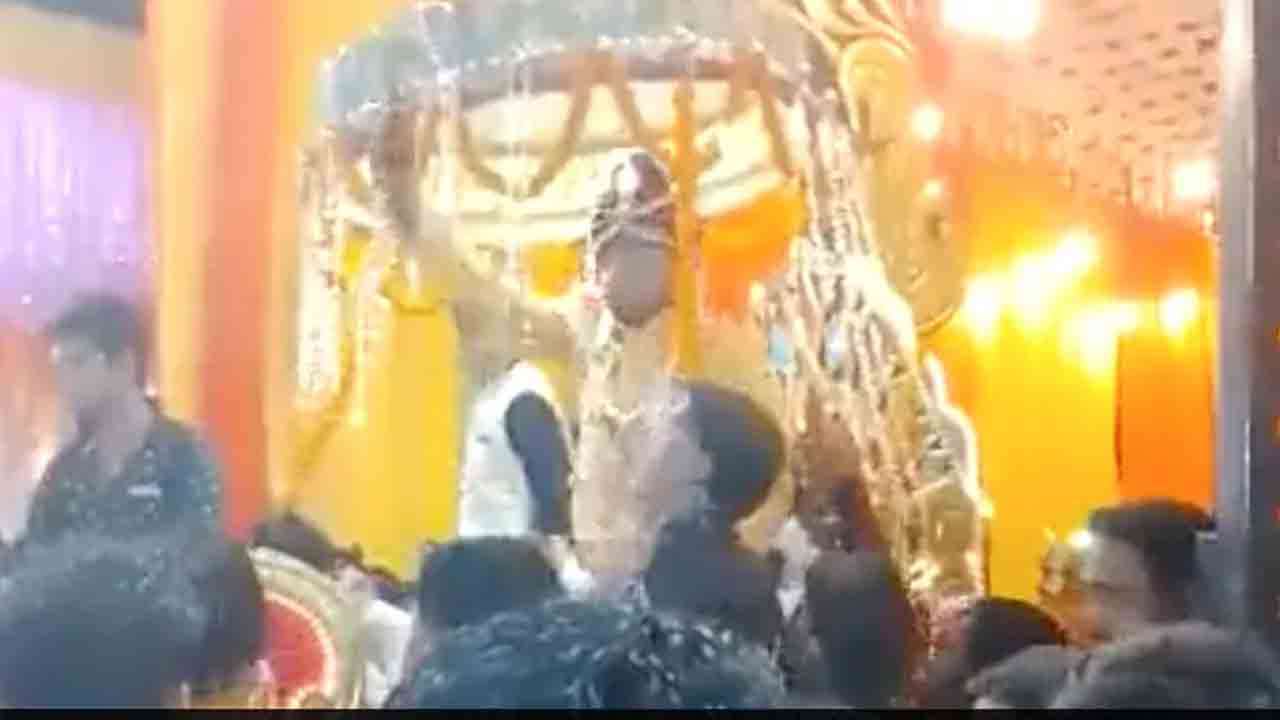 బ‌రాత్‌లో కాల్పులు జ‌రిపిన పెళ్లికుమారుడు.. స్నేహితుడు మృతి